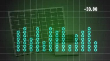 Güneş paneli ve bataryası şebeke arka planında veri analizi animasyonu ile. Yenilenebilir enerji, teknoloji, güç, verimlilik, çevre