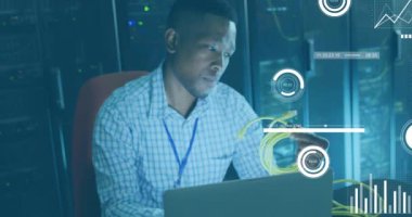Sunucu odasında çalışan Afrikalı Amerikalı iş adamının finansal veri işleme animasyonu. Küresel iş, finans, iletişim ve dijital arayüz kavramı, dijital olarak oluşturulmuş video.