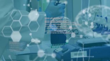 Kimyasal formülün animasyonu ve deney yapan bilim adamının veri işlemesi. Bilim ve dijital arayüz kavramı, dijital olarak üretilen video.