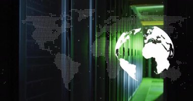 Sunucu odasındaki veri sunucuları üzerinde dünya haritası animasyonu. Teknoloji, ağ oluşturma, dijital, siber güvenlik, altyapı, fütüristik kavram