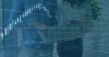 Mali veri tabloları ve iş adamlarının bilgileri analiz etmesi üzerine grafikler. finans, analitik, raporlar, bilgisayar, toplantı, takım çalışması