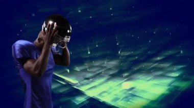 Futbolcu miğferi dijital ızgara animasyonu üzerinden ayarlıyor. Spor, atlet, teknoloji, sanal, artırılmış gerçeklik, vites