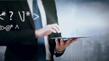 Tableti tutan, arka planda animasyon bağlantıları olan bir iş adamı. teknoloji, yenilik, ağlar, profesyonel, dijital, veri