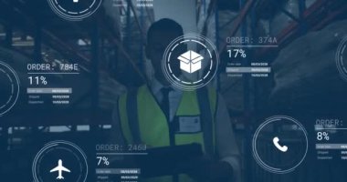 Tabletli bir depo çalışanı, deponun arka planında işlem animasyonu istiyor. Lojistik, envanter, yönetim, teknoloji, nakliye, depolama