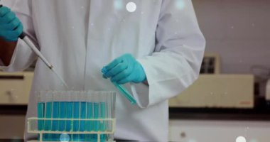 DNA iplikçiklerinin animasyonu, laboratuardaki beyaz erkek bilim adamının üzerinde işleniyor. Küresel bilim, bağlantılar, hesaplama ve veri işleme kavramı, dijital olarak oluşturulmuş video.