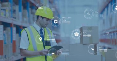 Depo çalışanı, depo geçmişi üzerinde lojistik veri işleme animasyonu kullanıyor. teknoloji, envanter, dijital, tedarik zinciri, verimlilik, yönetim kavramı