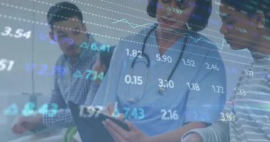 Sağlık uzmanlarının hastalara danışması üzerine borsa veri animasyonu. Finans, iş, analiz, danışma, teknoloji, yatırım
