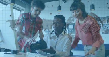 Dünya haritası ve veriler, çeşitli takımların ofiste işbirliği yaptığını gösteriyor. Küresel, takım çalışması, işbirliği, çeşitlilik, teknoloji, iş