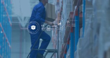 Envanteri veri analizi animasyonuyla düzenleyen depo çalışanı yüklendi. Lojistik, organizasyon, teknoloji, verimlilik, tedarik zinciri, işgücü