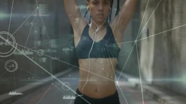 Vücut geliştirme verileri ve animasyon çalışmaları sırasında saç ayarlayan bir kadın için biyometrik analiz. Egzersiz, teknoloji, sağlık, izleme, atletizm, giyilebilir