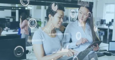 Tablet üzerinde bilgi tartışan iki kadının iş veri analizi animasyonu. işbirliği, takım çalışması, teknoloji, grafikler, grafikler, yenilik