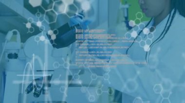 Kimyasal formülün animasyonu ve çift ırklı kadın bilim adamının deney yapması üzerine veri işleme. Bilim ve dijital arayüz kavramı, dijital olarak üretilen video.