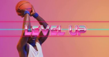 Basketbolcu atışa hazırlanırken metin animasyonunu yükselt. Spor, metin kaplaması, eylem, dinamik, eğitim, oyun