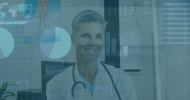 Hastanedeki gülümseyen beyaz kadın doktorla ilgili istatistiksel veri işleme görüntüsü. Tıbbi sağlık teknolojisi kavramı