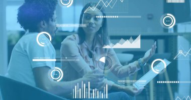 Ofiste iş tartışması yapan çeşitli meslektaşların mali veri işleme görüntüsü. Küresel iş, finans, hesaplama ve dijital arayüz kavramı dijital olarak oluşturuldu.