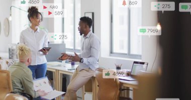 Sosyal medya simgelerinin animasyonu, ofiste tartışan çeşitli meslektaşlara karşı düşüyor. Sosyal medya ağı ve iş teknolojisi kavramı