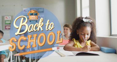 Okuldaki çeşitli mutlu öğrencilerin mesajlarına geri dönüş görüntüsü. Eğitim, öğrenim ve okul konsepti dijital olarak oluşturulmuş imaj.