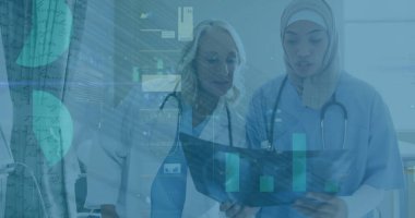 Hastanedeki röntgen üzerinde tartışan iki farklı kadın doktorun veri işleme görüntüsü. Tıbbi sağlık teknolojisi kavramı