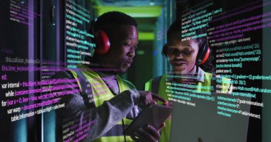 Sunucu odasında çalışan Afro-Amerikan erkek ve kadın mühendislerin veri işleme görüntüleri. Bilgisayar arayüzü ve iş veri depolama teknolojisi kavramı