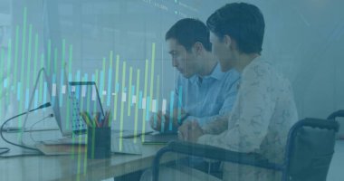 Ofisteki çeşitli iş adamlarıyla ilgili finansal veri işleme resmi. Küresel hesaplama, dijital arayüz ve veri işleme kavramı dijital olarak oluşturuldu.