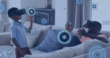 VR kulaklık takan Afrikalı Amerikalı baba ve oğlunun veri işleme görüntüsü. Babalık, aşk ve teknoloji kavramı