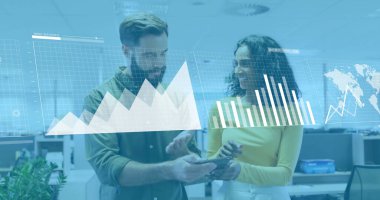 Ofiste iş tartışması yapan çeşitli meslektaşların mali veri işleme görüntüsü. Küresel iş, finans, hesaplama ve dijital arayüz kavramı dijital olarak oluşturuldu.