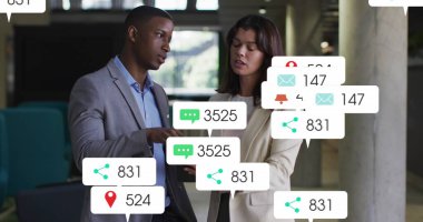 Sosyal medya simgeleri ve çeşitli iş adamları üzerindeki numaralar. Küresel sosyal medya ağı, iş, hesaplama ve veri işleme kavramı dijital olarak oluşturuldu.