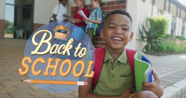 Okuldaki mutlu melez öğrencinin mesajına geri dönüş görüntüsü. Eğitim, öğrenim ve okul konsepti dijital olarak oluşturulmuş imaj.