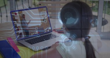 Laptop 'ta resim arayan bir kıza karşı, yuvarlak tarayıcı ve mikro işlemci bağlantılarının görüntüsü. Okul ve eğitim teknolojisi kavramı