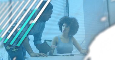 Ofiste iş tartışması yapan çeşitli meslektaşların mali veri işleme görüntüsü. Küresel iş, finans, hesaplama ve dijital arayüz kavramı dijital olarak oluşturuldu.