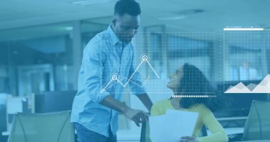 Ofiste iş tartışması yapan çeşitli meslektaşların mali veri işleme görüntüsü. Küresel iş, finans, hesaplama ve dijital arayüz kavramı dijital olarak oluşturuldu.