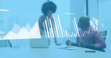 Ofiste iş tartışması yapan çeşitli meslektaşların mali veri işleme görüntüsü. Küresel iş, finans, hesaplama ve dijital arayüz kavramı dijital olarak oluşturuldu.