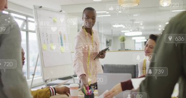 Sosyal medya simgelerinin, çeşitli moda tasarımcılarının ofiste birlikte tartışması üzerine kurulması. Sosyal medya ağı ve moda tasarım kavramı