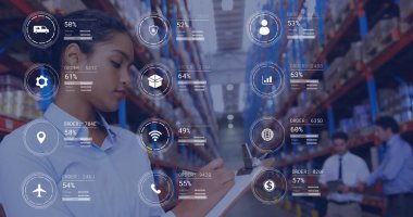 Depoda panoya yazı yazan melez kadın yöneticiye karşı veri işleme görüntüsü. Gelecekteki tedarik zinciri ve lojistik ağ işi kavramı