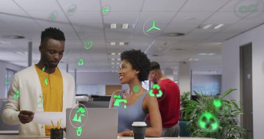 Dizüstü bilgisayar kullanan ve ofiste iş tartışan farklı iş adamlarının simgeleri. Küresel iş, iletişim ve dijital arayüz kavramı dijital olarak oluşturulmuş görüntü.