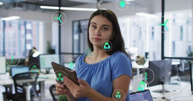 Ofiste tablet kullanan Kafkas iş kadınının ikonlarının resmi. Küresel iş, iletişim ve dijital arayüz kavramı dijital olarak oluşturulmuş görüntü.