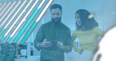 Ofiste iş tartışması yapan çeşitli meslektaşların mali veri işleme görüntüsü. Küresel iş, finans, hesaplama ve dijital arayüz kavramı dijital olarak oluşturuldu.