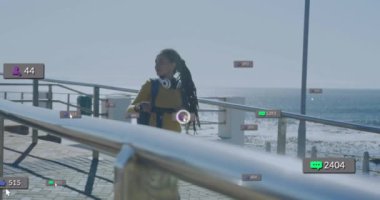 Okyanus kıyısında yürüyen kadın hakkında sosyal medya bilgilendirmeleri. Teknoloji, yaşam tarzı, dijital, plaj, çevrimiçi, bağlantı