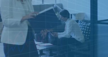 Modern ofisteki iş görüşmesi üzerine finansal veri işleme animasyonu. Finans, teknoloji, analiz, takım çalışması, şirket, sunum