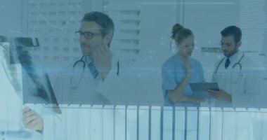 Doktorlar ve hemşireler hastanede tıbbi veri işleme animasyonuyla çalışıyorlar. Sağlık, teknoloji, takım çalışması, hasta bakımı, yenilik, dijital