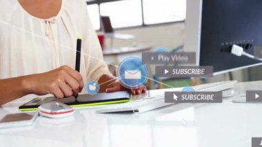 Bilgisayar kullanarak ve not yazarak kişi üzerinden sosyal medya bildirimleri. Teknoloji, iletişim, dijital, çoklu görev, üretkenlik, çevrimiçi konsept