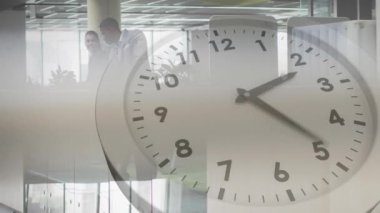 Muhtelif meslektaşların ofiste konuştuğu saatin animasyonu. İş ve dijital arayüz kavramı, dijital olarak oluşturulmuş video.