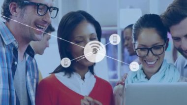 Dizüstü bilgisayarda işbirliği yapan farklı insanlar üzerinde ağ bağlantısı animasyonu. Teknoloji, takım çalışması, işbirliği, yenilik, iletişim, dijital