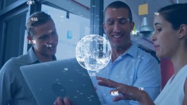 Tableti görmek ve tartışmak, üzerinde veri işleme animasyonu olan iş adamları. teknoloji, takım çalışması, analiz, strateji, dijital, yenilik