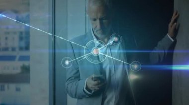 Akıllı telefon kullanan, ağ bağlantıları olan iş adamı animasyon üstüste bindirildi. Teknoloji, bağlantı, dijital, yenilik, iletişim, profesyonel