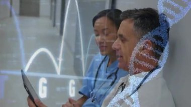 Doktorlar hasta verilerini DNA dizisi animasyonu üzerine tablet üzerinde tartışıyor. Sağlık, tıbbi, teknoloji, analiz, işbirliği, genetik