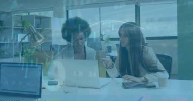 Ofiste tartışan çeşitli iş kadınlarıyla ilgili finansal veri işleme animasyonu. Finans, analitik, takım çalışması, işbirliği, çeşitlilik, teknoloji