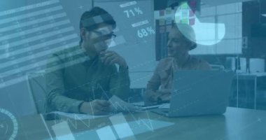 İş verileri analiz animasyonu, iş arkadaşlarının ofiste dokümanları tartışması üzerine. takım çalışması, işbirliği, şirket, strateji, toplantı, tartışma