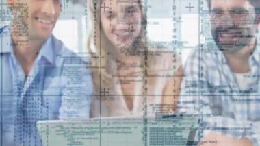 İş verileri ve kodlama animasyonu ofiste işbirliği yapan çeşitli meslektaşlar üzerine. Takım çalışması, teknoloji, işbirliği