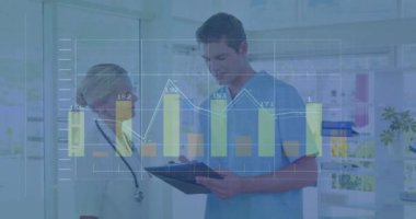 Doktorlar hasta dosyasını, tıbbi veri analizini, hastane geçmişini tartışıyorlar. Sağlık, takım çalışması, teşhis, tartışma, profesyonel, teknoloji